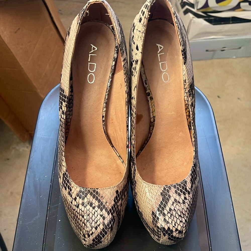 Size 9 snakeskin pumps in excellent condition